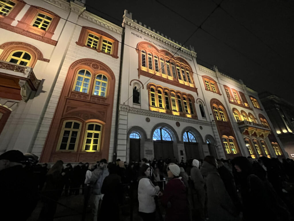 (FOTO) Citizens and students protested in front of the Rectorate: Gathering marked by incidents and rector’s address