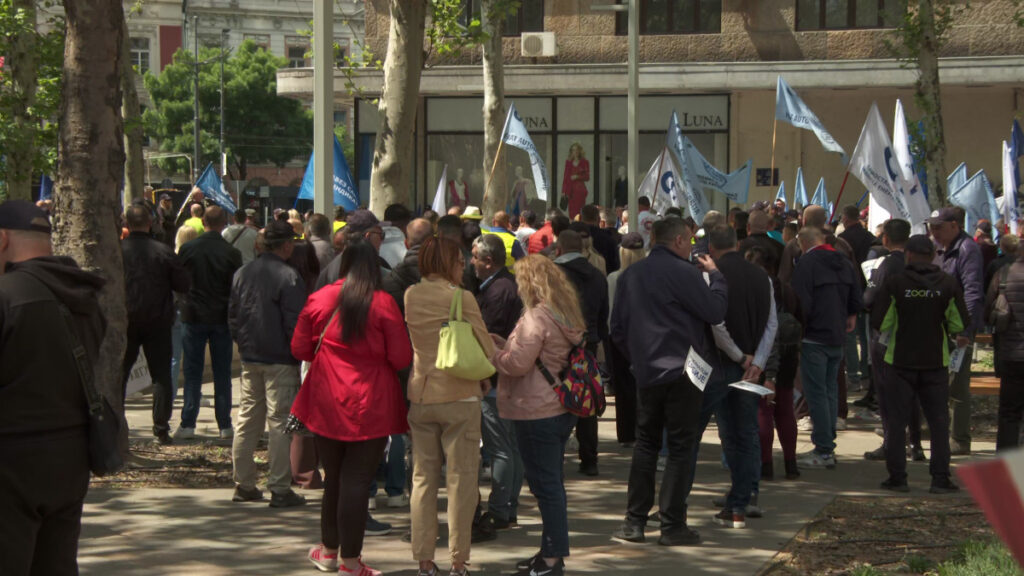 (VIDEO) Sindikalni protesti na više lokacija u Beogradu: “Teško vreme svetske pometnje i raspuklog društva”