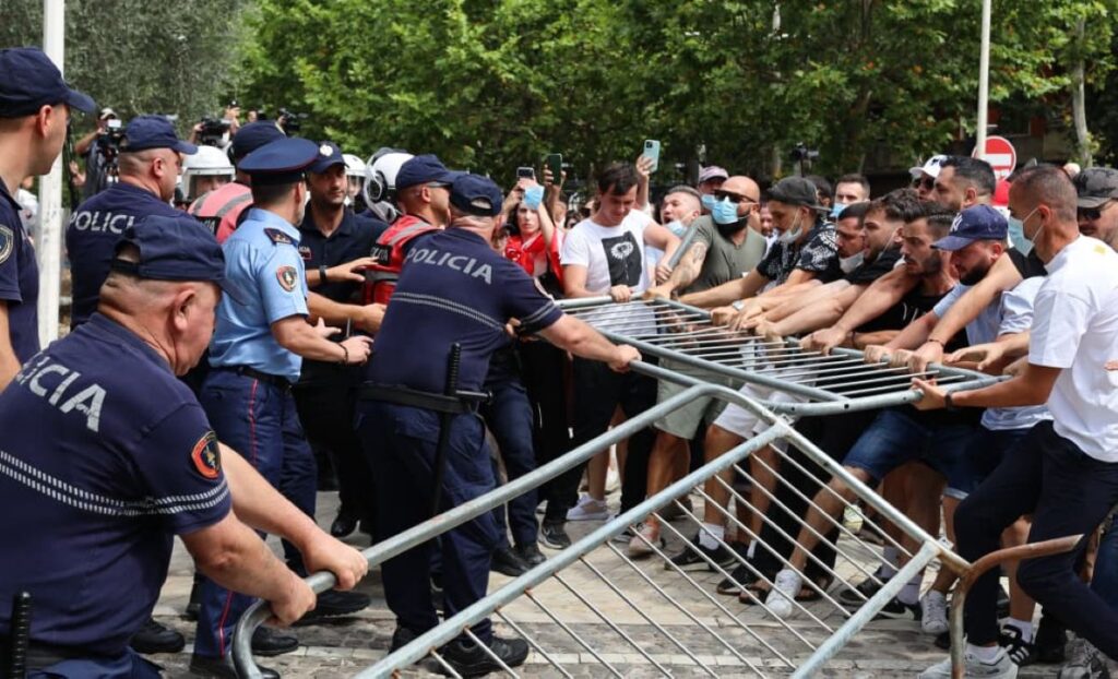 Protesters Detained, Police Injured in Clashes Outdoors Albanian Parliament