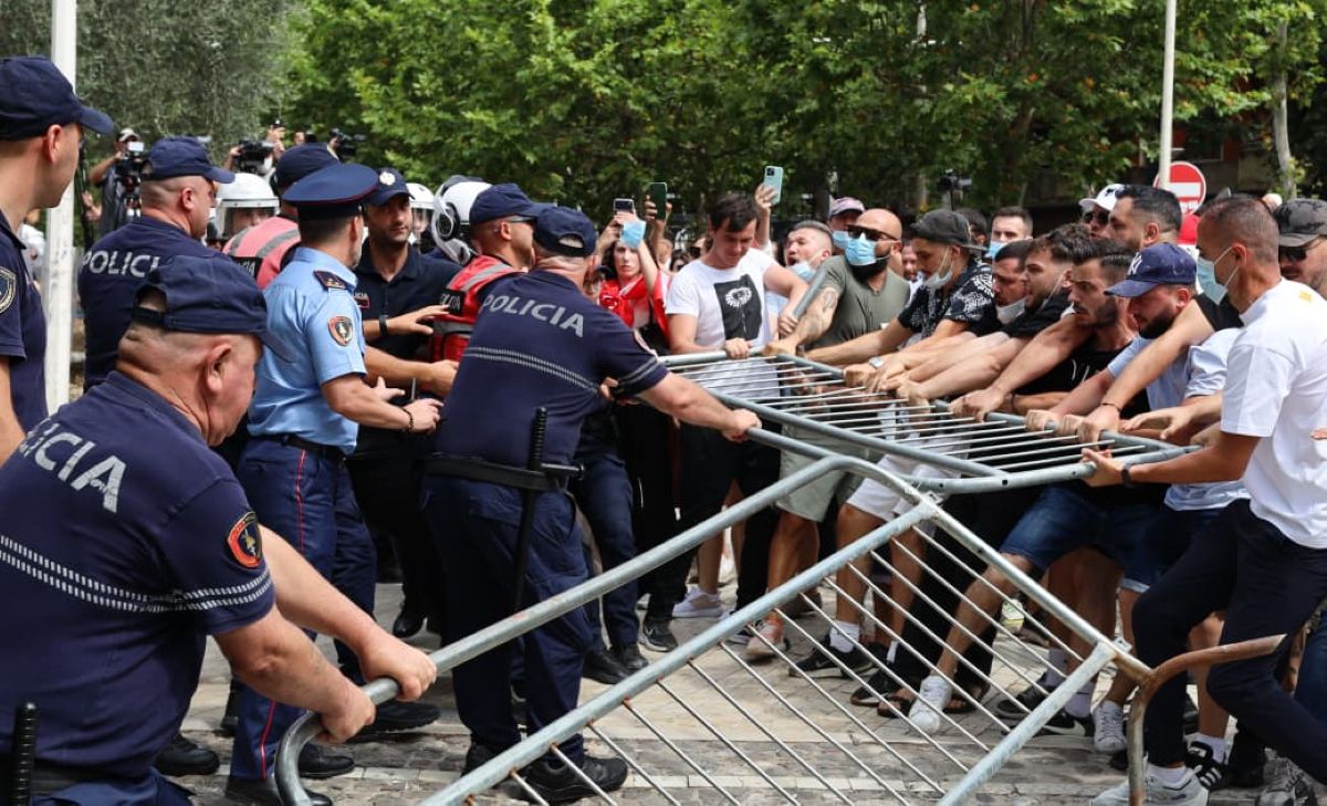 Protesters Detained, Police Injured in Clashes Outdoors Albanian Parliament